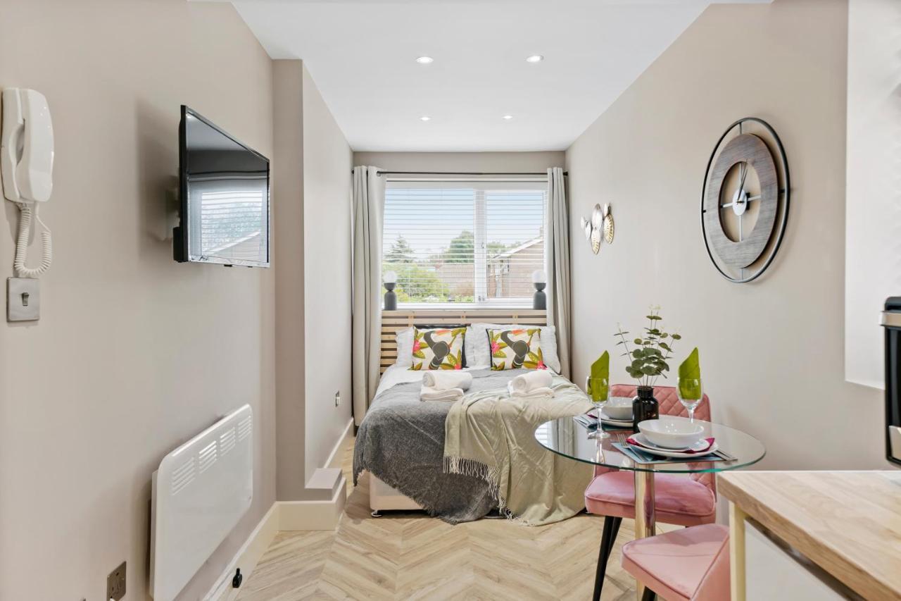 Boutique Heathrow Studio'S - Parking - Garden Apartment Harmondsworth Exterior photo