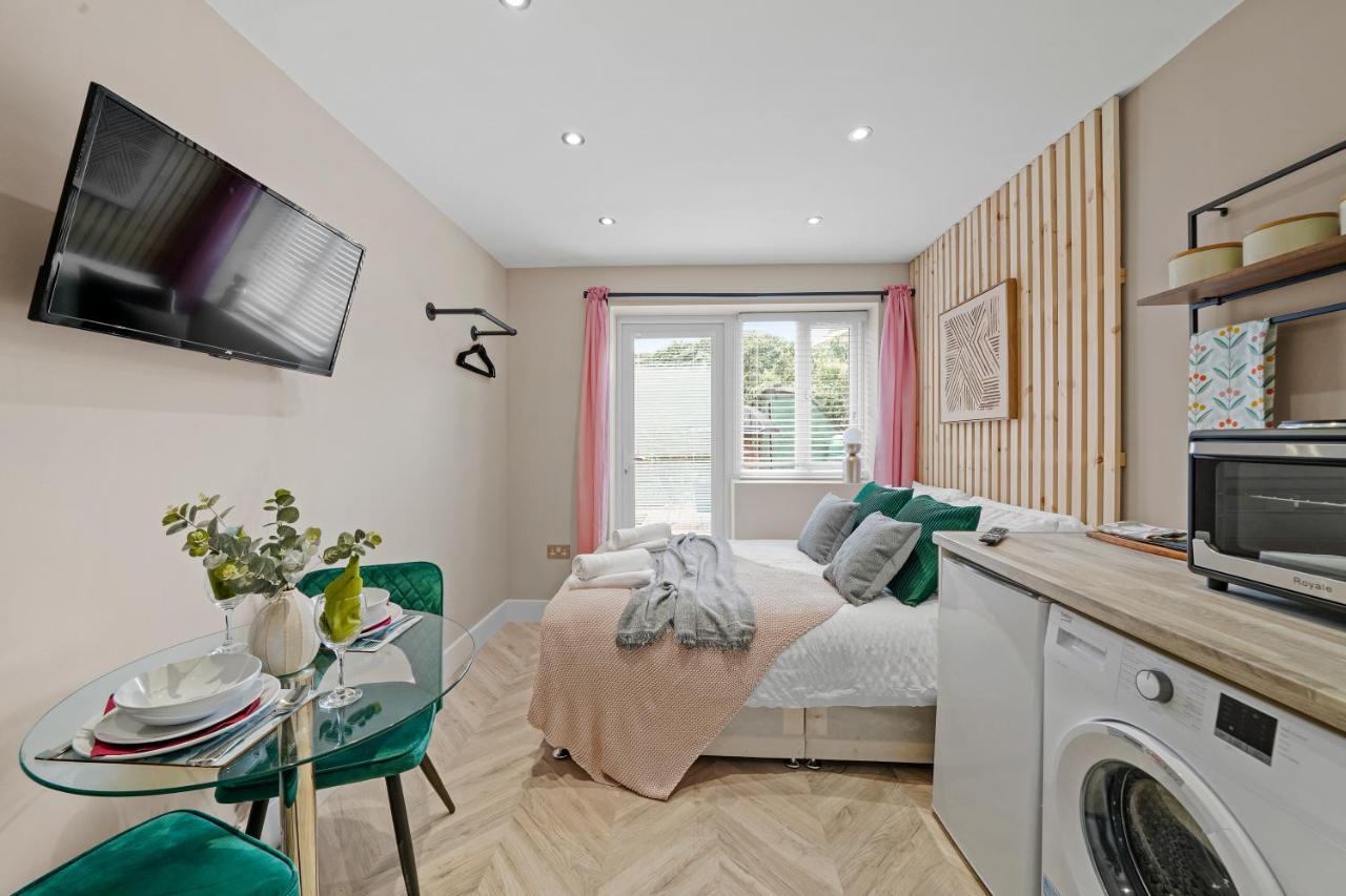 Boutique Heathrow Studio'S - Parking - Garden Apartment Harmondsworth Exterior photo