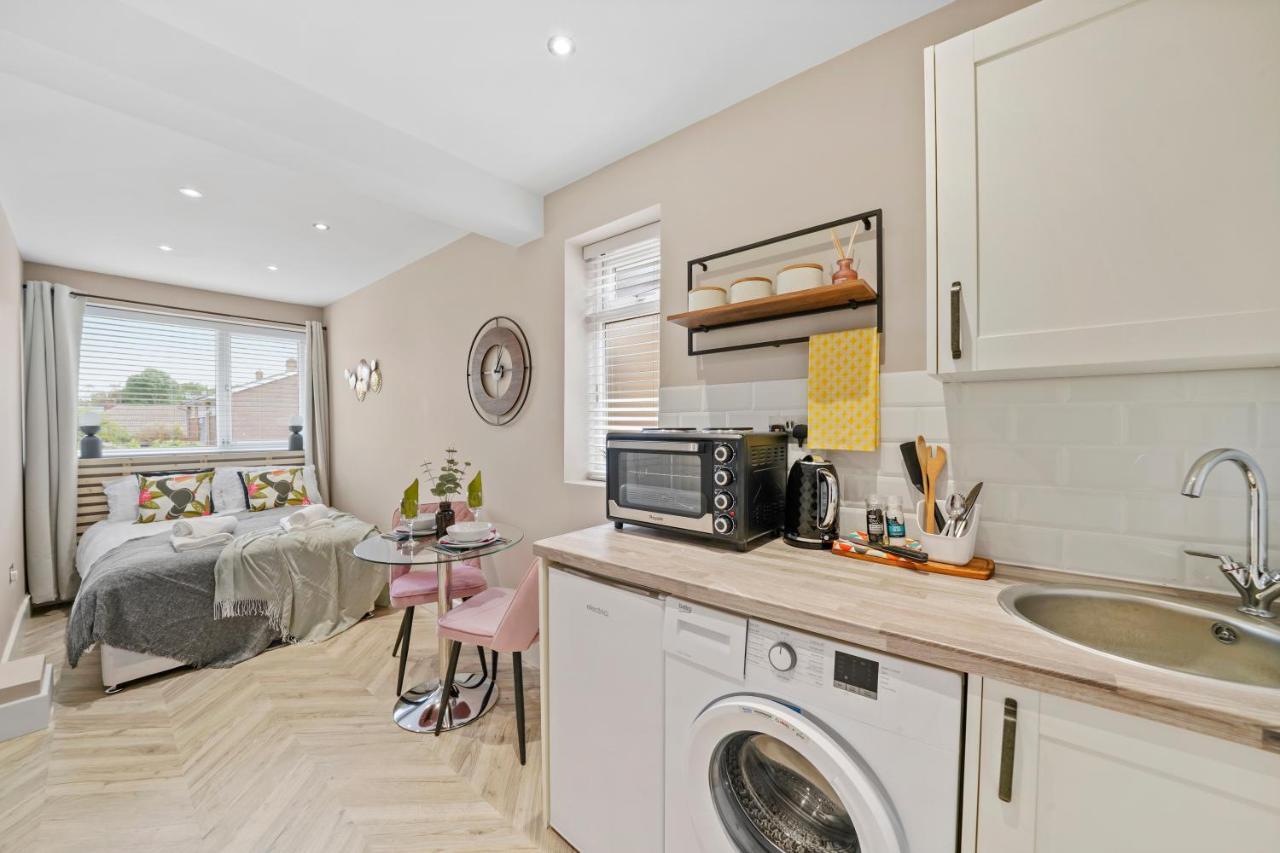 Boutique Heathrow Studio'S - Parking - Garden Apartment Harmondsworth Exterior photo