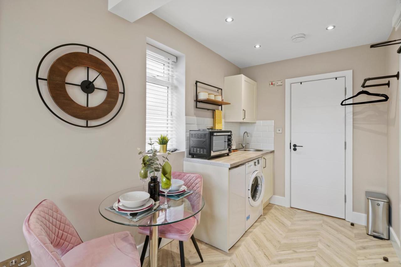 Boutique Heathrow Studio'S - Parking - Garden Apartment Harmondsworth Exterior photo