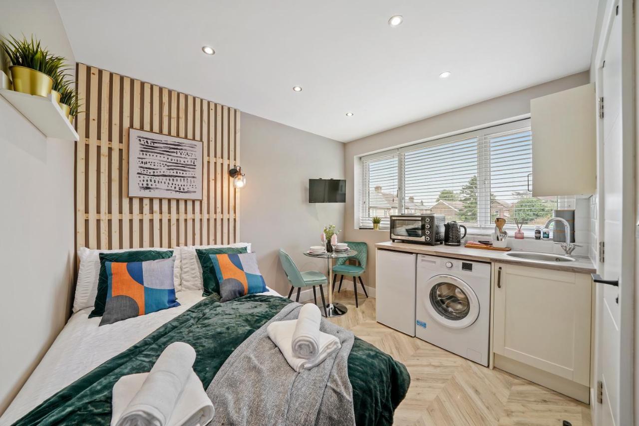 Boutique Heathrow Studio'S - Parking - Garden Apartment Harmondsworth Exterior photo